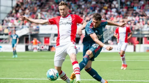 Santi Giménez se aleja del título de goleo.