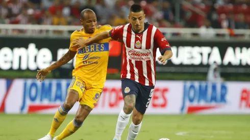 ZAPOPAN, MEXICO – SEPTEMBER 13:  Roberto Alvarado of Chivas fights for the ball with Luis Quiñones of Tigres during the 9th round match between Chivas and Tigres UANL as part of the Torneo Apertura 2022 Liga MX at Akron Stadium on September 13, 2022 in Zapopan, Mexico. (Photo by Refugio Ruiz/Getty Images)
