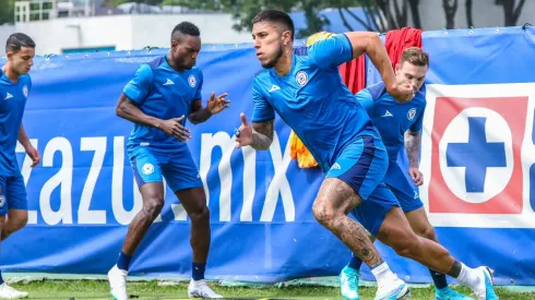 Carlos Salcedo responde a críticas de la afición del Cruz Azul.