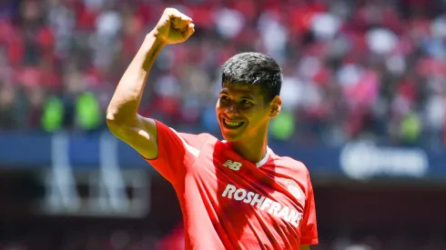 Robert Morales integra el ataque del Toluca junto a Pedro Raúl.
