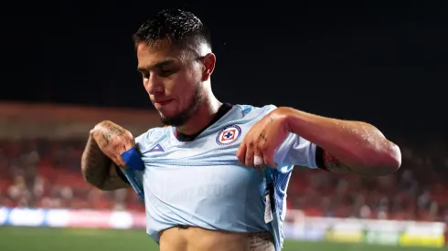 Carlos Salcedo vivió un tenso momento con la afición del Cruz Azul.
