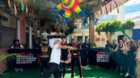 Checo Pérez rompe la piñata previo al GP de México
