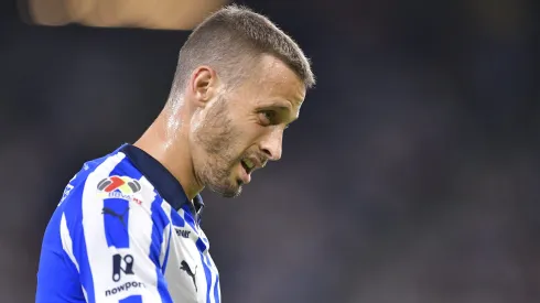 Sergio Canales no llegaría al partido ante San Luis.
