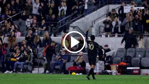 Carlos Vela y una lluvia de aplausos de la afición de LAFC.
