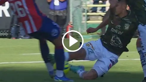 ¡Era para prisión! La criminal patada en León vs. Atlético San Luis que fue omitida por el VAR