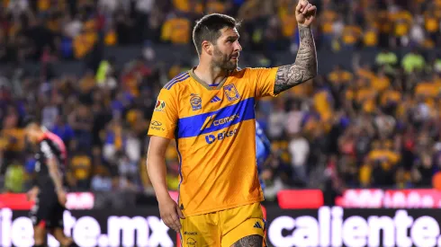 Tenso cruce entre André-Pierre Gignac y Miguel Fuentes
