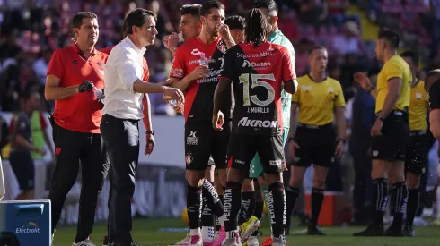 Beñat San José recibe apoyo de sus jugadores
