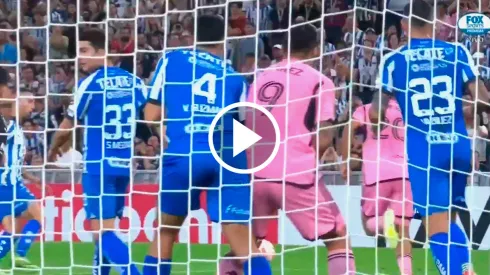 Luis Suárez casi lesiona a Víctor Guzmán