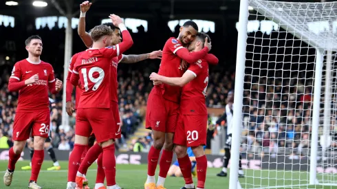 Los futbolistas de Liverpool celebran un gol.