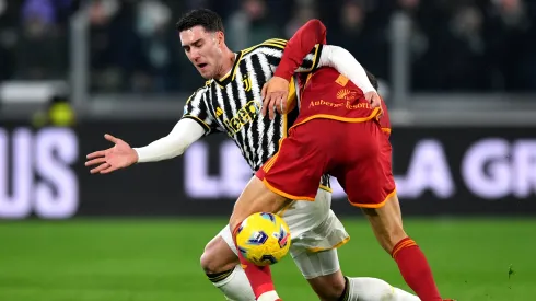 Vlahovic es marcado por un defensor de Roma.