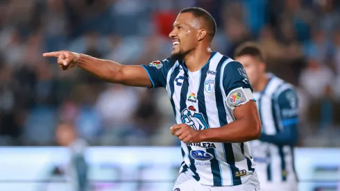 Salomón Rondón festeja un gol de Pachuca.