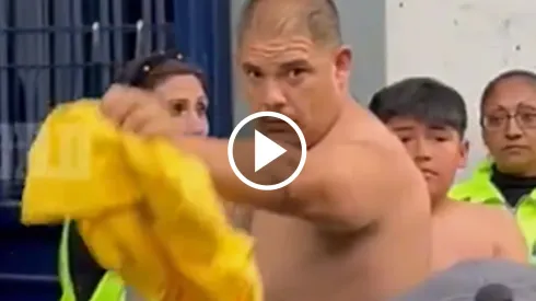 ¡Lamentable! Aficionados de Cruz Azul obligan a familia del América a quitarse sus playeras