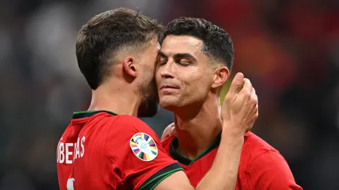 Cristiano Ronaldo es consolado después de errar un penal.