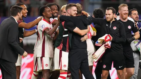Los jugadores de Canadá celebran.