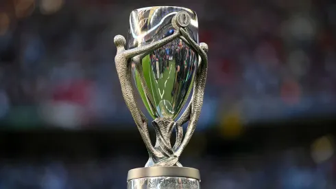 El trofeo de la Copa de Campeones CONMEBOL-UEFA 2025.
