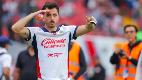 Alan Mozo celebra un tanto de Chivas de Gudalajara.