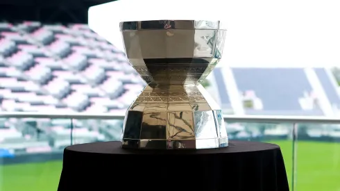 El trofeo de la Leagues Cup espera por el nuevo campeón.