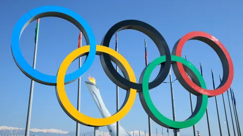 Los anillos olímpicos, emblema de los Juegos.
