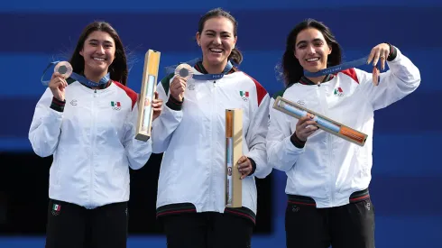 Las arqueras de México con su medalla olímpica.
