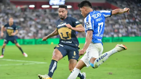 Maxi Meza controla el balón para Monterrey.