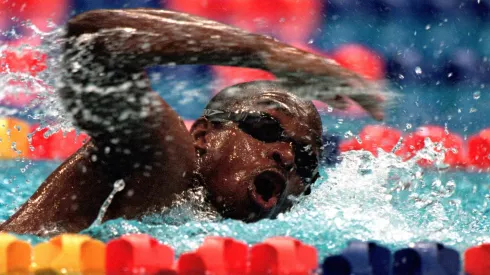 Éric Moussambani, el nadador más lento del mundo.
