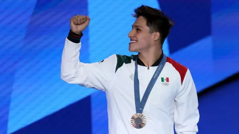Osmar Olvera con su medalla de bronca olímpica.