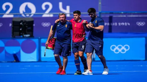 Jordi Bonastre, jugador de hockey de España, se retira lesionado del campo de juego. (Imago)
