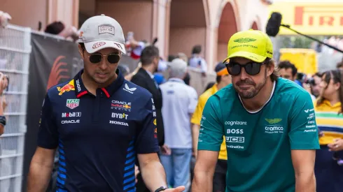 Checo Pérez dialoga con Fernando Alonso
