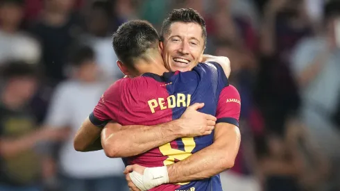 Lewandowski y Pedri celebran un gol de Barcelona.