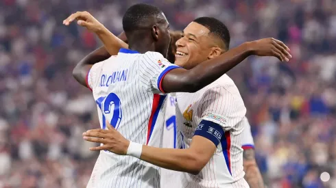 Kolo Muani y Mbappé festejan en Francia.