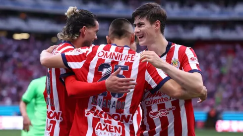 Alvarado festeja el gol de Chivas con el resto de sus compañeros.