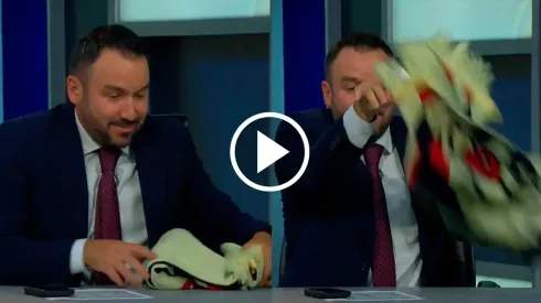 Cevallos arrojó tres veces una bufanda del América.