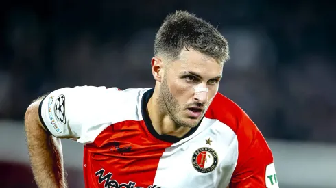 El histórico delantero que defendió a Santiago Giménez de las críticas en Feyenoord
