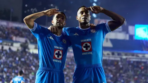 José Rivero y Willer Ditta festejan el gol del triunfo de Cruz Azul ante Chivas de Guadalajara.
