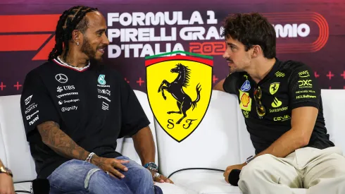 Lewis Hamilton dialoga con Charles Leclerc