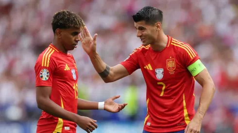 Yamal y Morata festejan un gol de España.