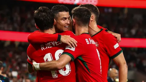 Cristiano Ronaldo es abrazado por sus compañeros.