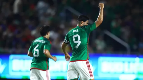 Raúl Jiménez celebra un gol de México.