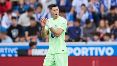 Robert Lewandowski viene de anotarle tres goles al Alavés.