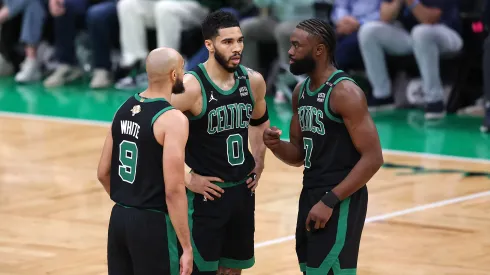 Derrick White, Jayson Tatum y Jaylen Brown
