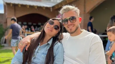 Gonzalo Piovi junto a su pareja Carolina, a la espera de la definición de su futuro