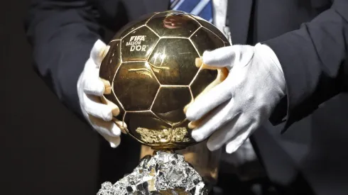 La revista France Football entregará un nuevo Balón de Oro<br />
11 01 2016 Football Award FIFA World footballer 2015 Balloon D Or 2015 in Congress Centre Zurich Switzerland Press conference World footballer men a Helper , with whitening Gloves The Trophy the Golden Football on the Table PUBLICATIONxNOTxINxSUI
