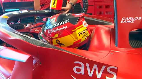 Carlos Sainz colocó un lazo negro en su casco para el GP de Brasil