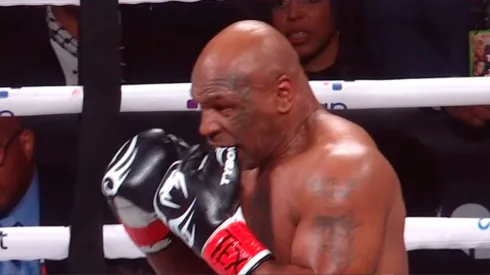 Mike Tyson se mordió el guante izquierdo en el combate con Jake Paul
