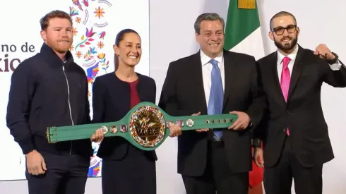 Canelo Álvarez estuvo presente con la Presidenta de México en una conferencia.
