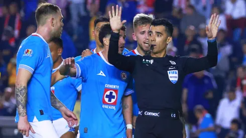 Lo que nadie vio: jugadores de Cruz Azul enfrentaron a Adonai Escobedo tras la derrota vs. América
