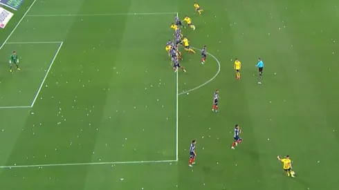 A Henry Martin le anularon un gol por un posible offside
