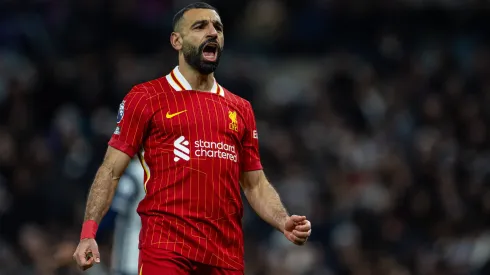 Mohamed Salah festeja su gol en la victoria por 3-1 de Liverpool sobre Leicester.