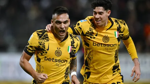 Lautaro Martínez festeja junto a Alessandro Bastoni su gol en la victoria por 3-0 ante Cagliari.