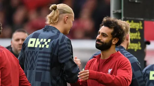 Erling Haaland y Mohamed Salah se saludan antes de un partido de Premier League